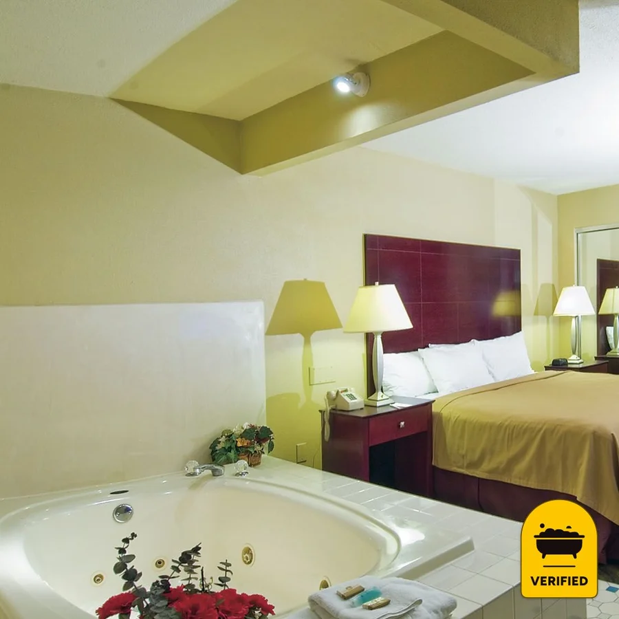 Red Roof Inn Port Allen West - LSU Stadium: the Superior King Jacuzzi Room in Port Allen, LA
