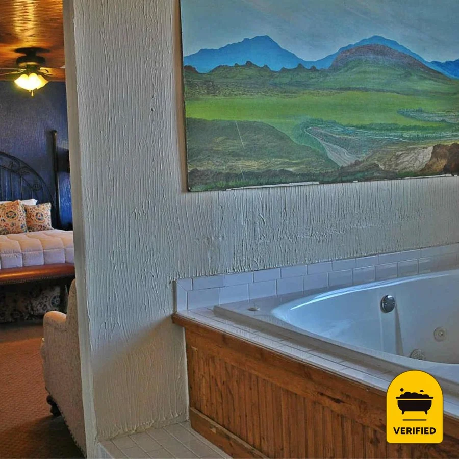 Holland Hotel: the Junior Spa Bath Suite in Alpine, TX