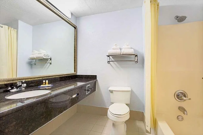 Days Inn by Wyndham Dallas Garland West - Featured hot tub