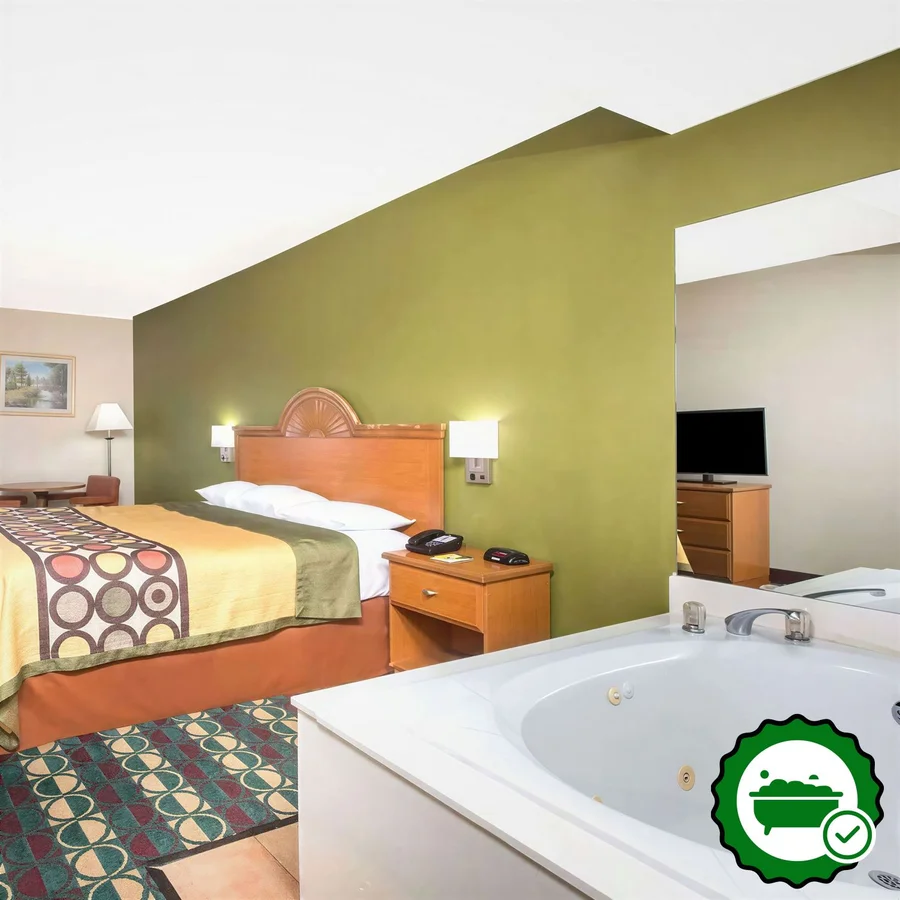 Super 8 by Wyndham Spartanburg/I-26 Exit 22 - Verified Jacuzzi In-Room