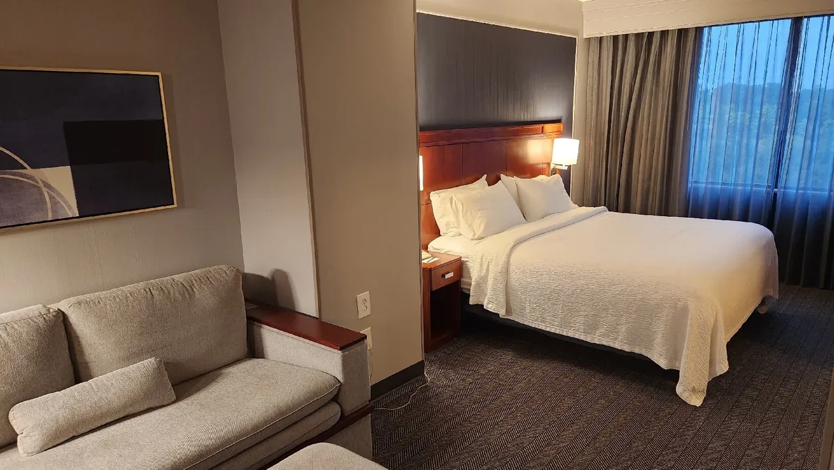 Courtyard Long Island Macarthur Airport - Guest Room image