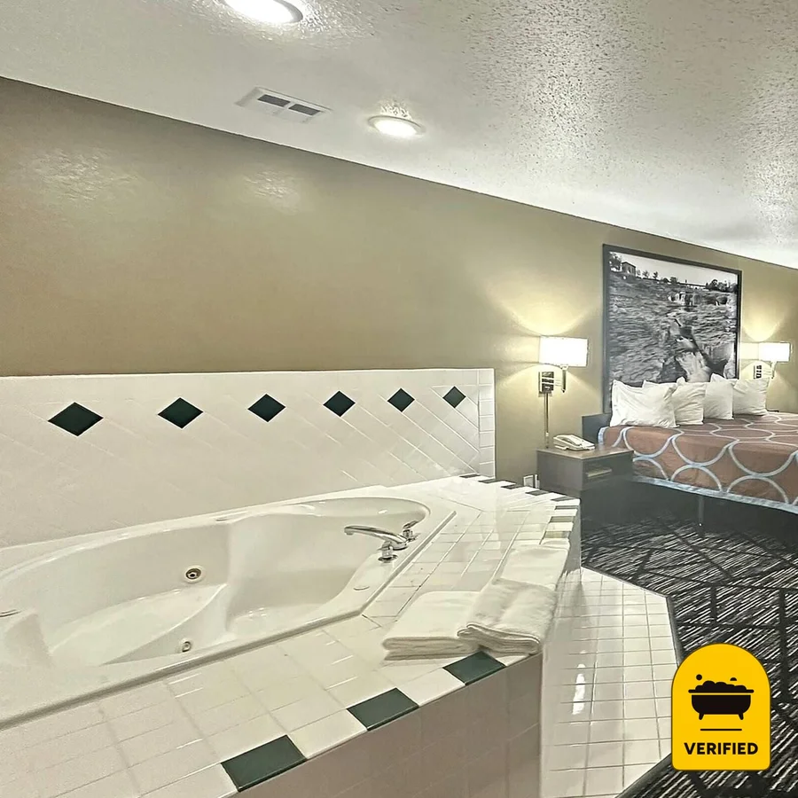 Super 8 by Wyndham Sisseton: the King Studio Spa Suite in Sisseton, SD