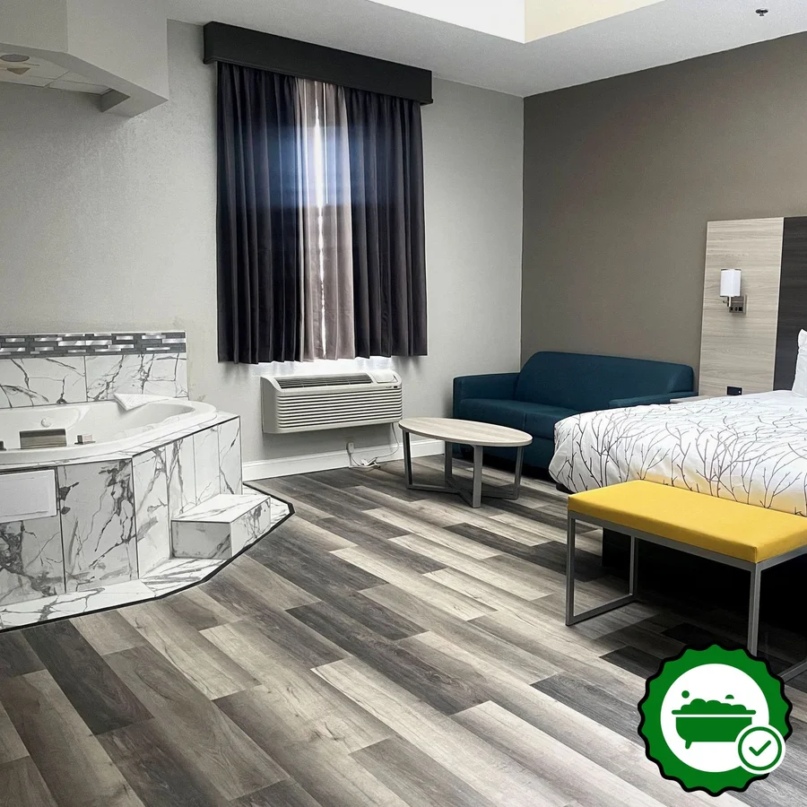 HomeTown Inn & Suites - Verified Jacuzzi In-Room