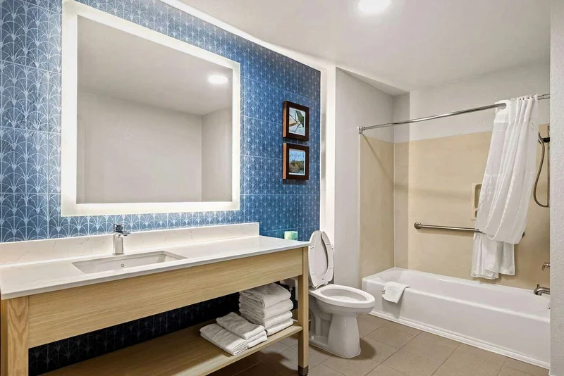 Country Inn & Suites by Radisson, Savannah I-95 North, GA - Featured hot tub