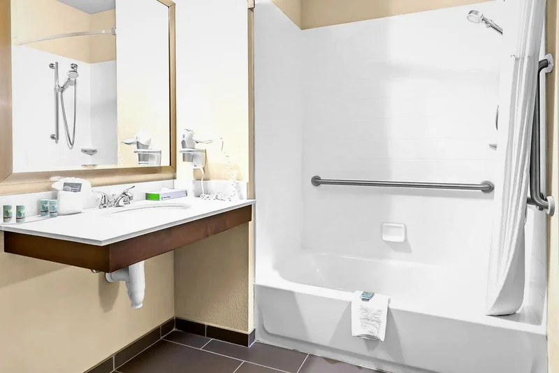 Best Western St. Louis Airport North Hotel & Suites - Featured hot tub
