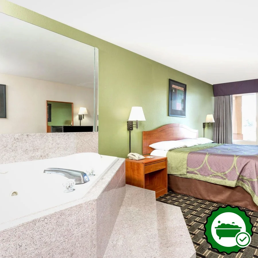 Motel 6 Forsyth - Verified Jacuzzi In-Room