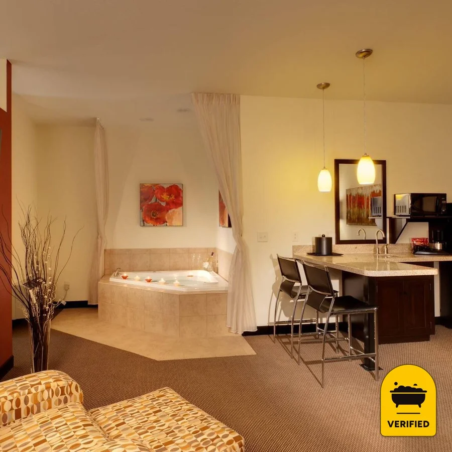 Berlin Grande Hotel: the King Grande Courtyard Whirlpool Suite in Berlin, OH