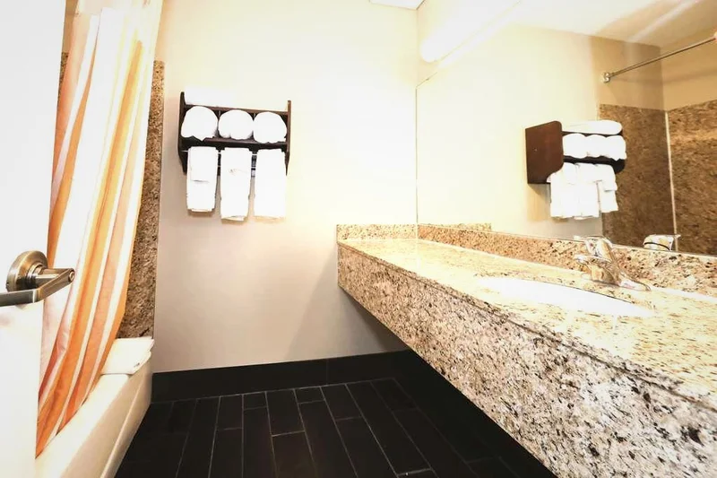 La Quinta Inn by Wyndham Sandusky Near Cedar Point - Featured hot tub