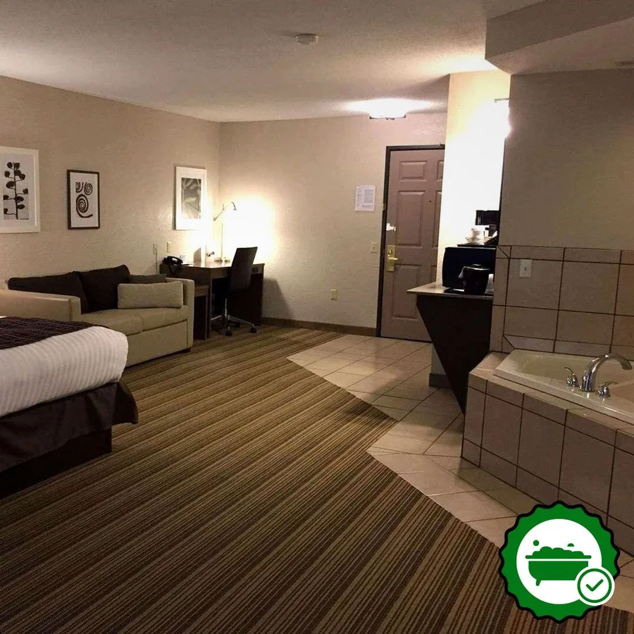 Country Inn & Suites by Radisson, Platteville, WI - Verified Jacuzzi In-Room