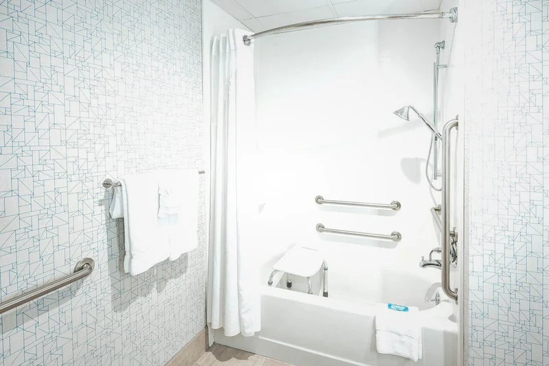 Holiday Inn Express & Suites Woodbridge By IHG - Featured hot tub