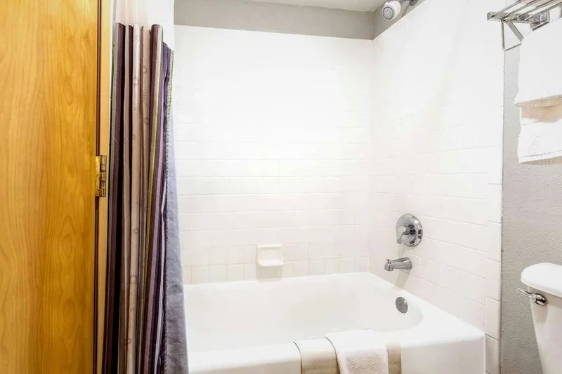 La Quinta Inn & Suites by Wyndham Vancouver - Featured hot tub