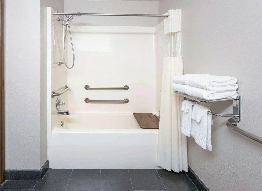 Microtel Inn & Suites By Wyndham Appleton - Featured hot tub