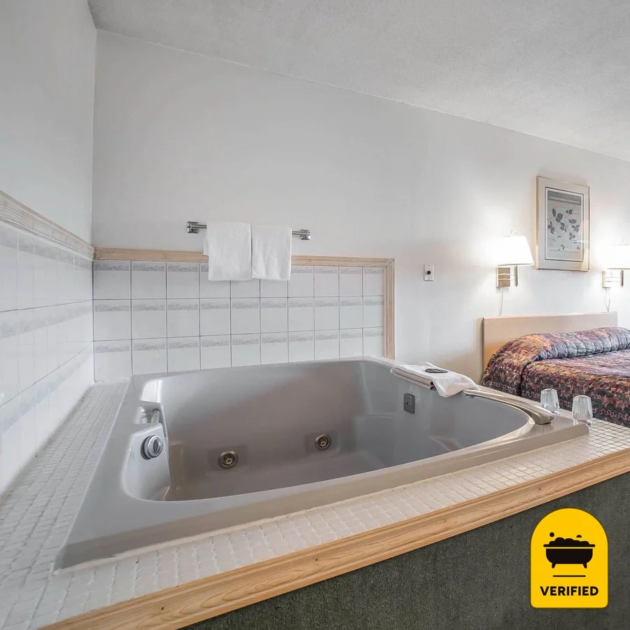 Rodeway Inn Boardman - Hermiston: the Queen Whirlpool Room in Boardman, OR