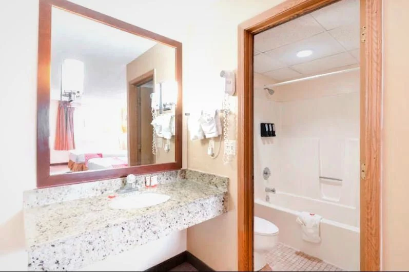 OYO Hotel Tulsa International Airport - Featured hot tub