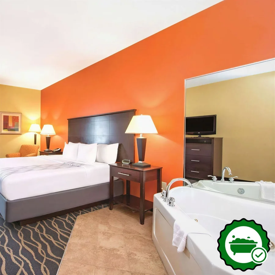La Quinta Inn & Suites By Wyndham Tulsa Airpt / Expo Square - Verified Jacuzzi In-Room