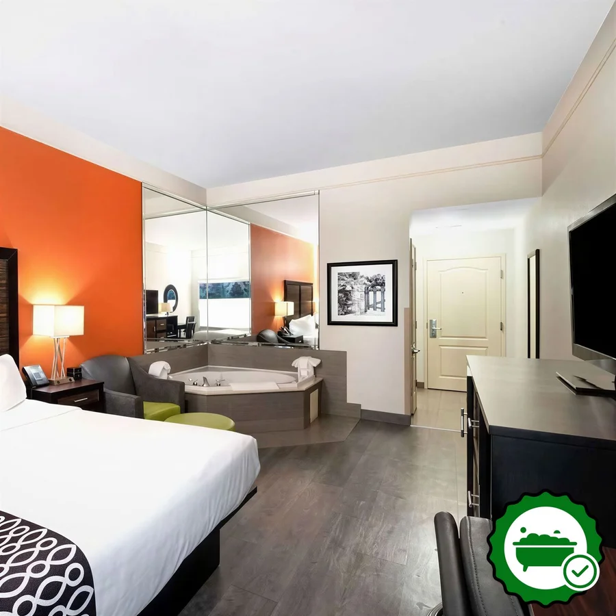 La Quinta Inn & Suites by Wyndham Prattville - Verified Jacuzzi In-Room