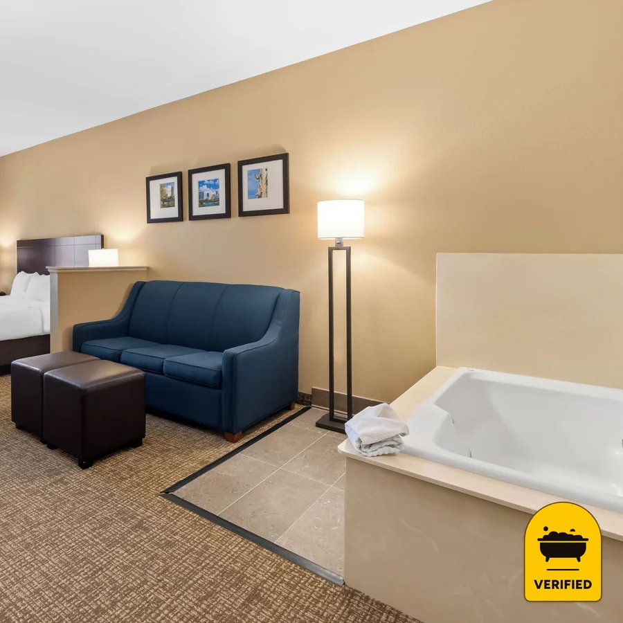 Comfort Suites Roanoke - Fort Worth North: the King Whirlpool Suite in Roanoke, TX