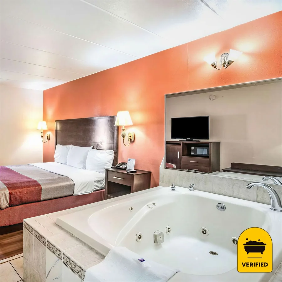 Motel 6 Levittown - Bensalem: the King Spa Room in Levittown, PA