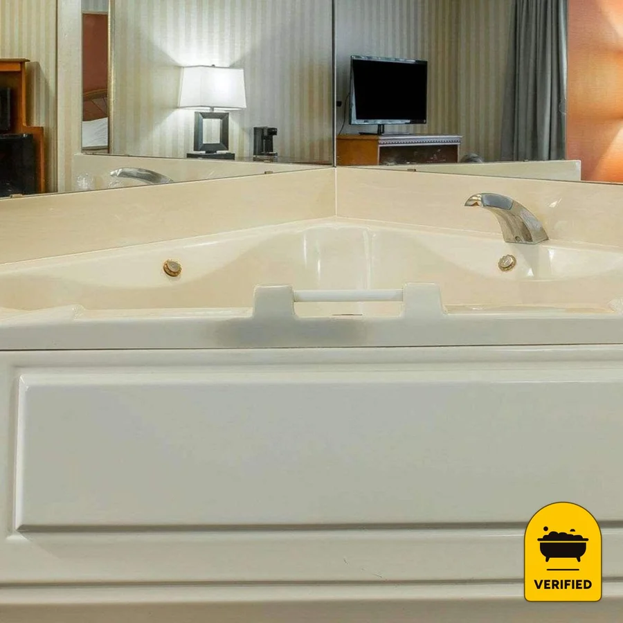 Quality Inn: the King Whirlpool Room in Gaylord, MI