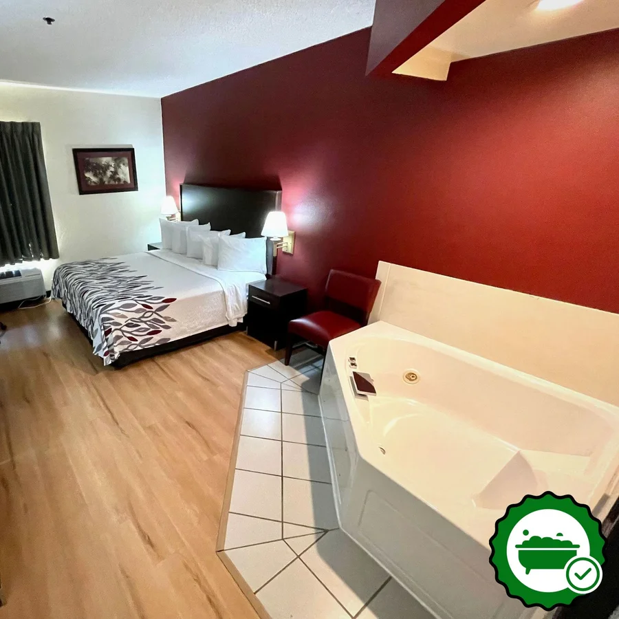 Red Roof Inn Clyde - Verified Jacuzzi In-Room