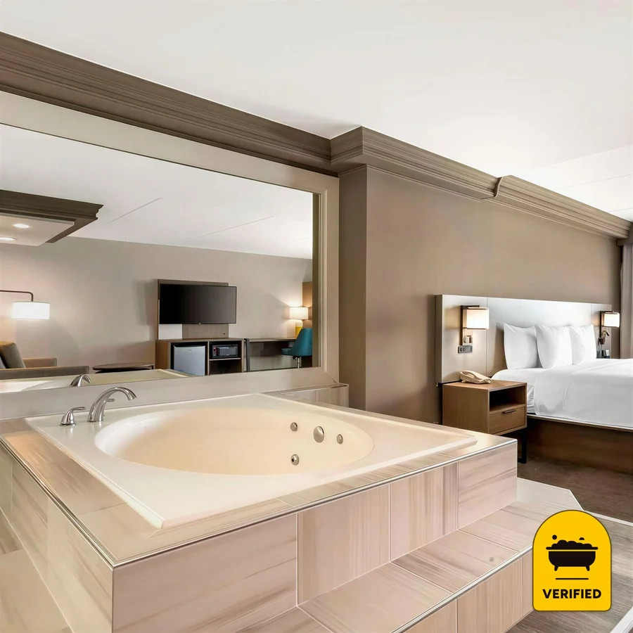 Comfort Inn Edgewater On Hudson River: the King Whirlpool Suite in Edgewater, NJ