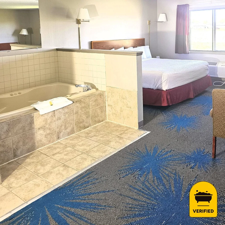Days Inn By Wyndham North Sioux City: the King Hot Tub Suite in North Sioux City, SD