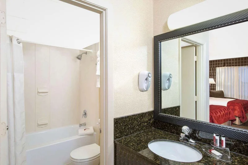 Ramada by Wyndham Midtown Grand Island - Featured hot tub