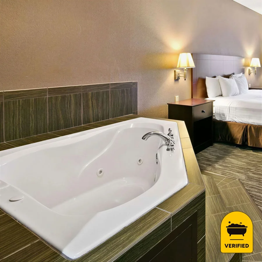 Best Western Dayton Inn & Suites: the King Whirlpool Suite in Dayton, TX