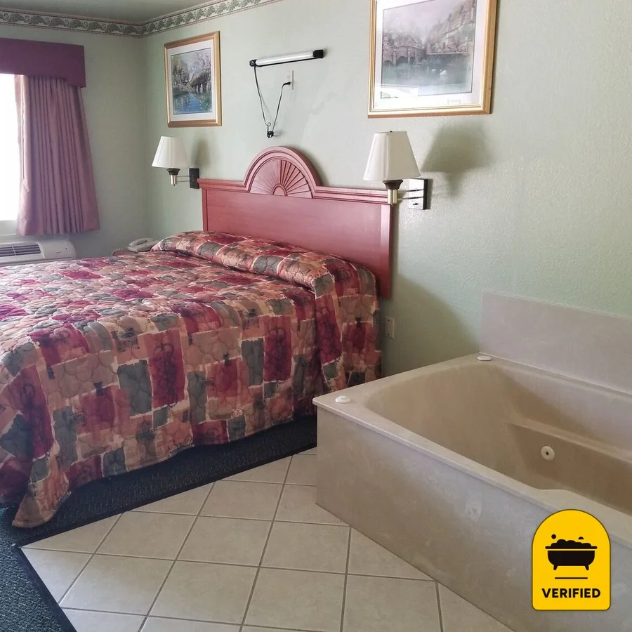 Haltom Inn Fort Worth: the Jacuzzi Suite in Haltom City, TX