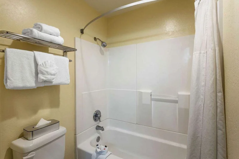 Days Inn & Suites by Wyndham East Flagstaff - Featured hot tub