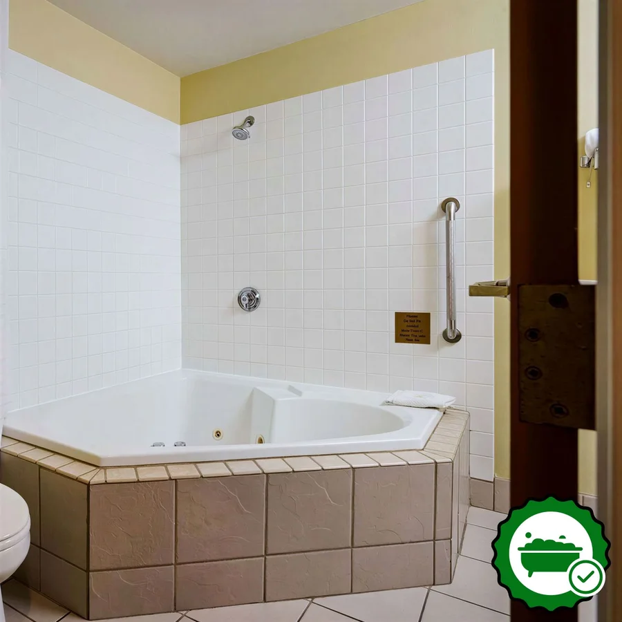 Quality Inn I-75 West Chester-North Cincinnati - Verified Jacuzzi In-Room