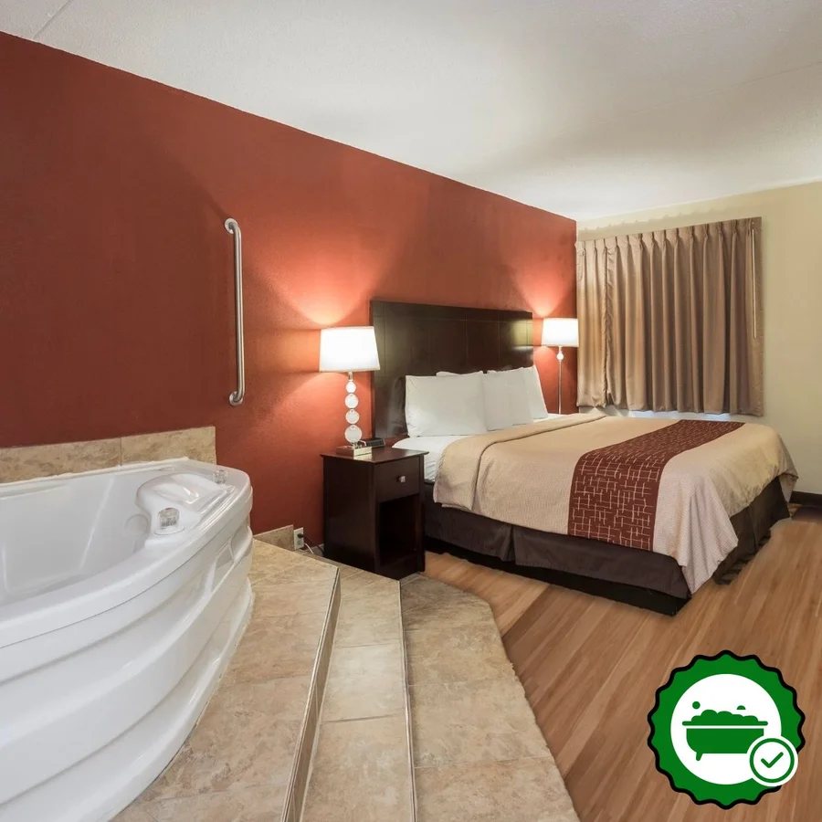 Red Roof Inn & Suites Cincinnati North-Mason - Verified Jacuzzi In-Room