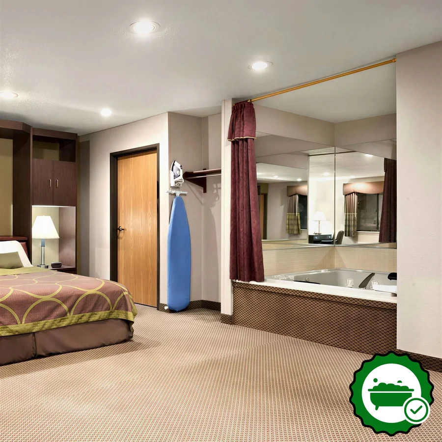 Super 8 by Wyndham Green Bay I-43 Bus. Park - Verified Jacuzzi In-Room
