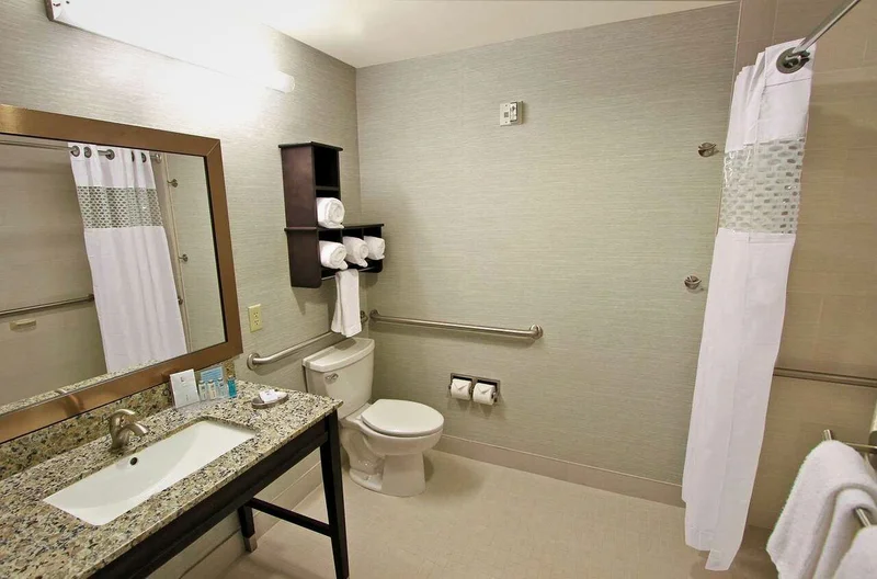 Hampton Inn & Suites Winnie - Featured hot tub