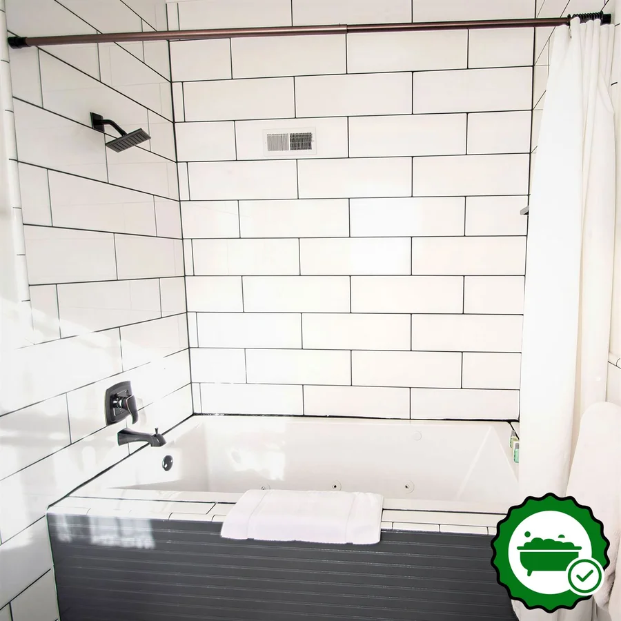Looking Glass Inn - Verified Jacuzzi In-Room
