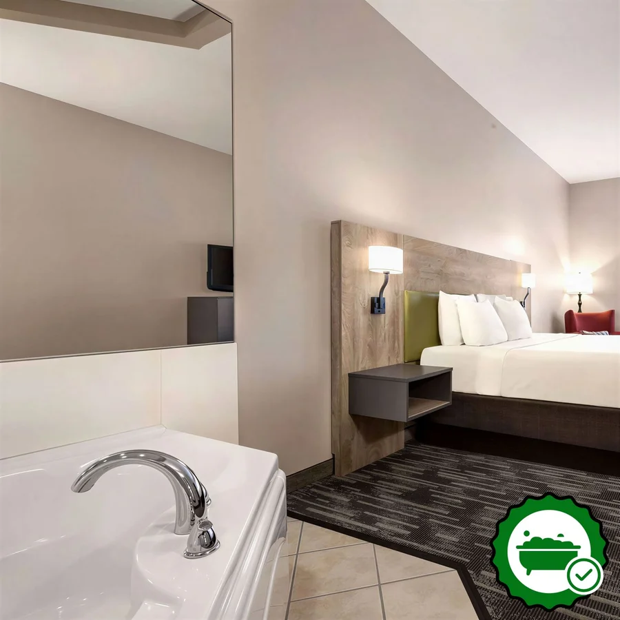 Country Inn & Suites by Radisson, St. Cloud East, MN - Verified Jacuzzi In-Room