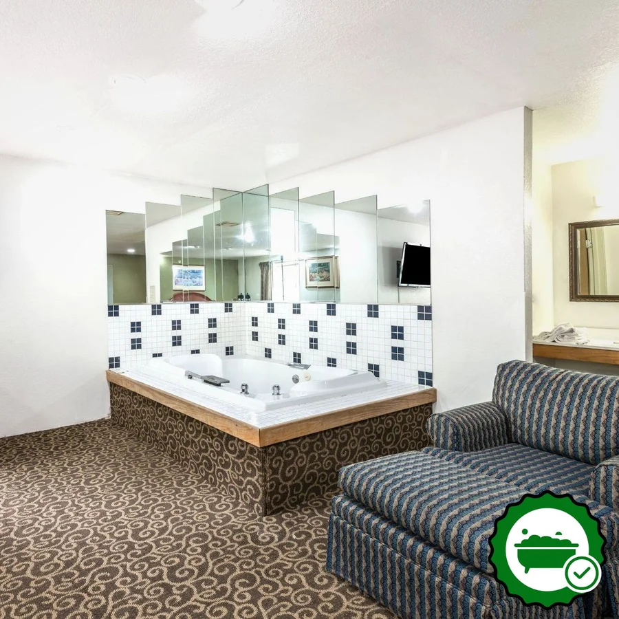 Super 8 by Wyndham Pittsburgh/Monroeville - Verified Jacuzzi In-Room