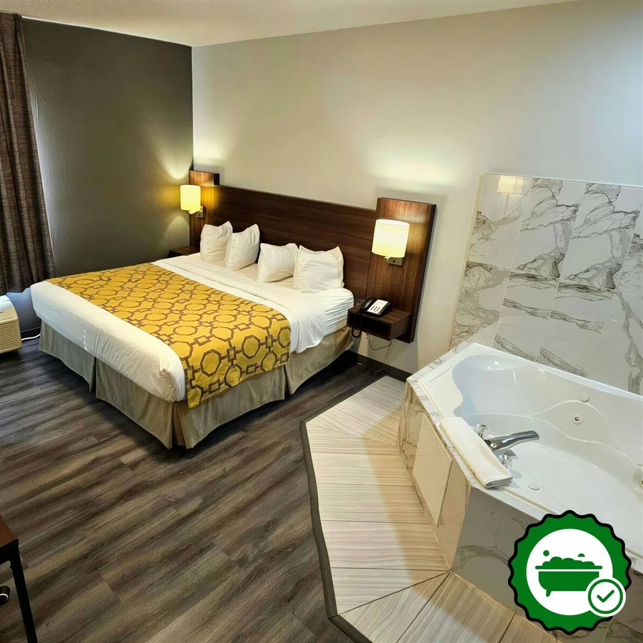 Baymont by Wyndham Chicago/Calumet City - Verified Jacuzzi In-Room