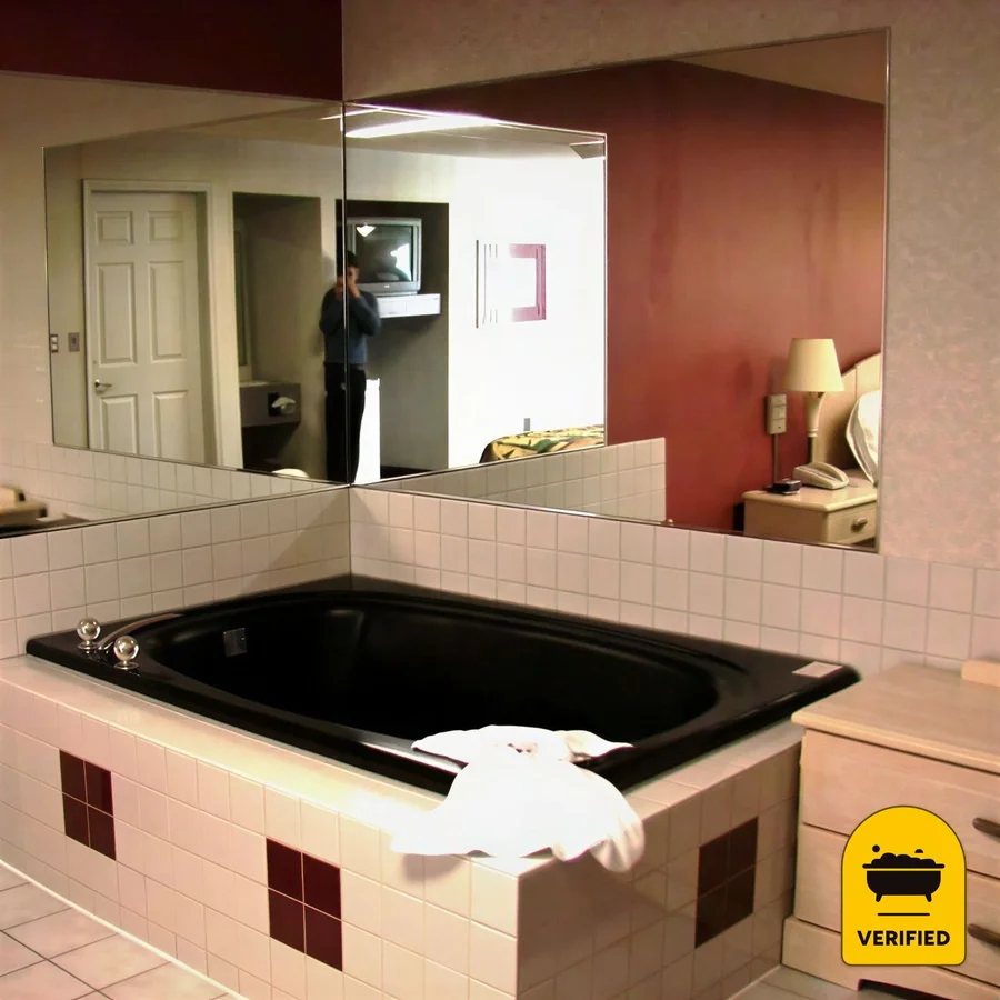 Journeys End Motel, the water