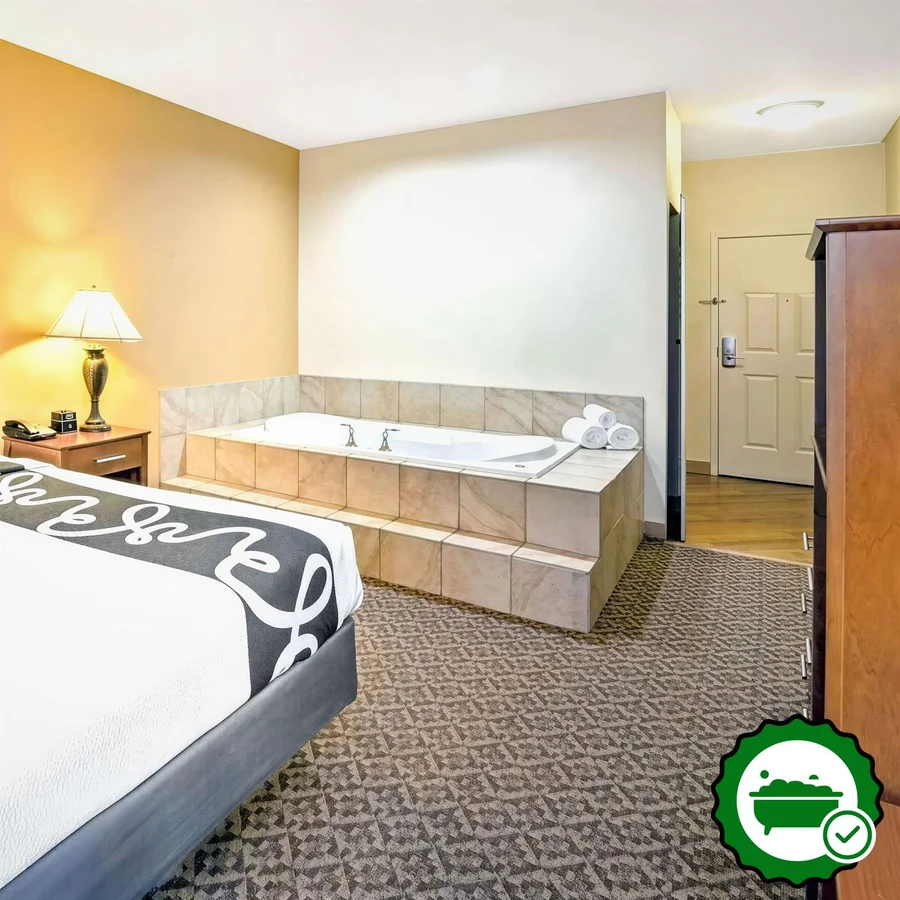 La Quinta Inn & Suites by Wyndham Lawton / Fort Sill - Verified Jacuzzi In-Room