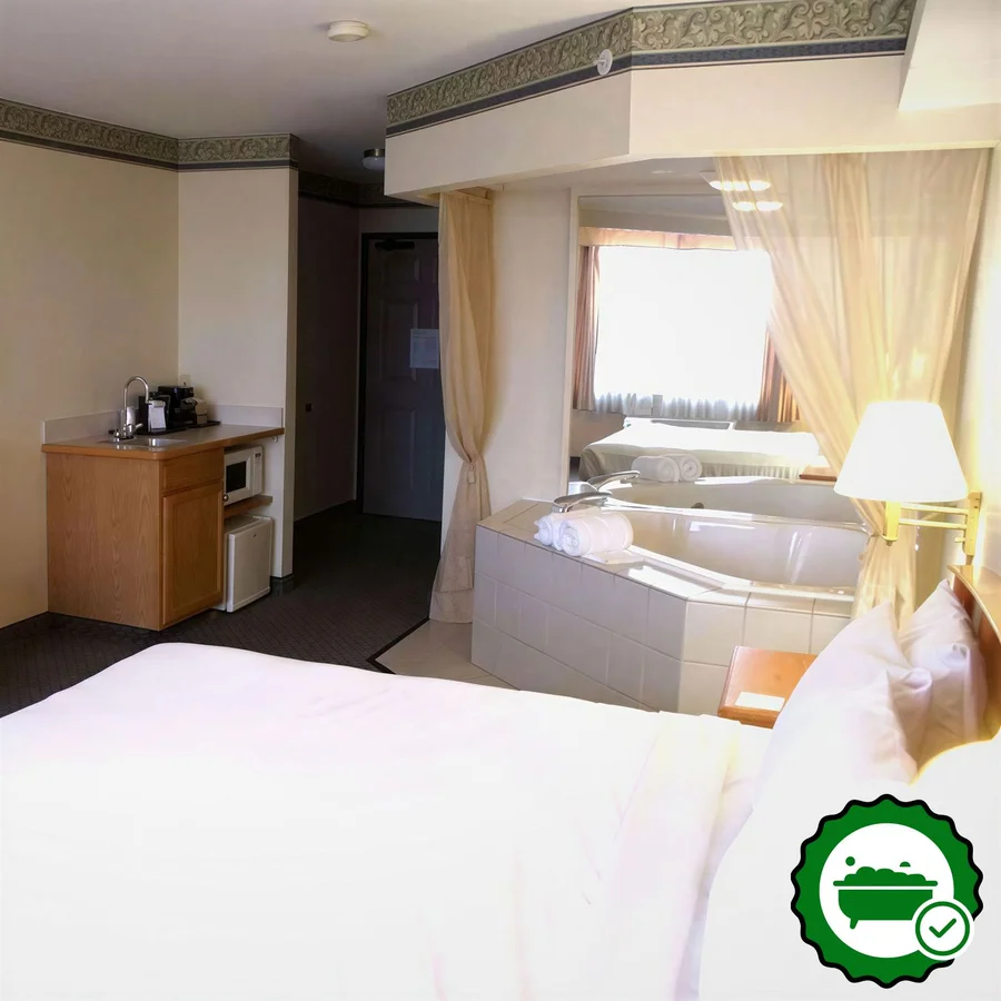 Country Inn & Suites by Radisson, Lansing, MI - Verified Jacuzzi In-Room
