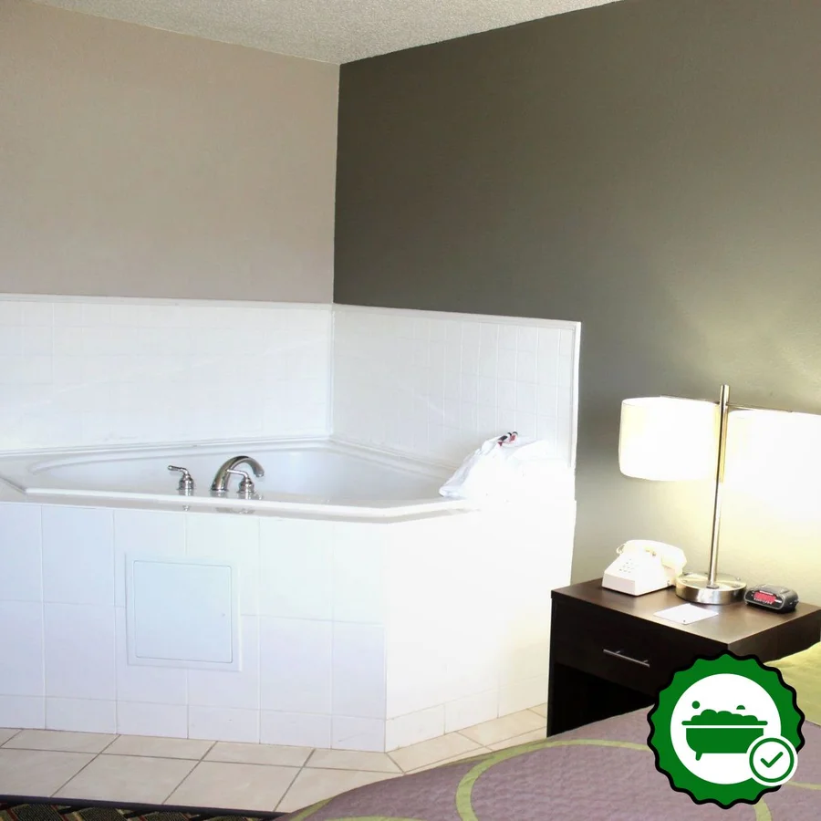 Super 8 by Wyndham Wyoming/Grand Rapids Area - Verified Jacuzzi In-Room