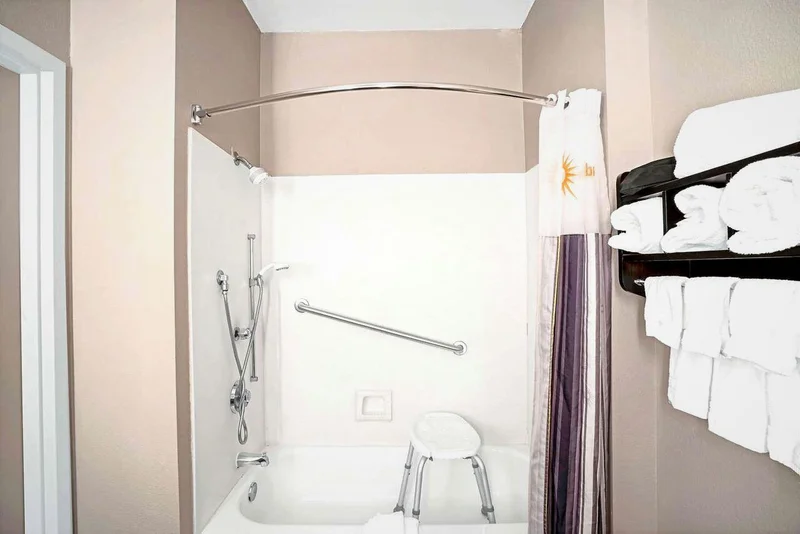 La Quinta by Wyndham Lebanon - Featured hot tub