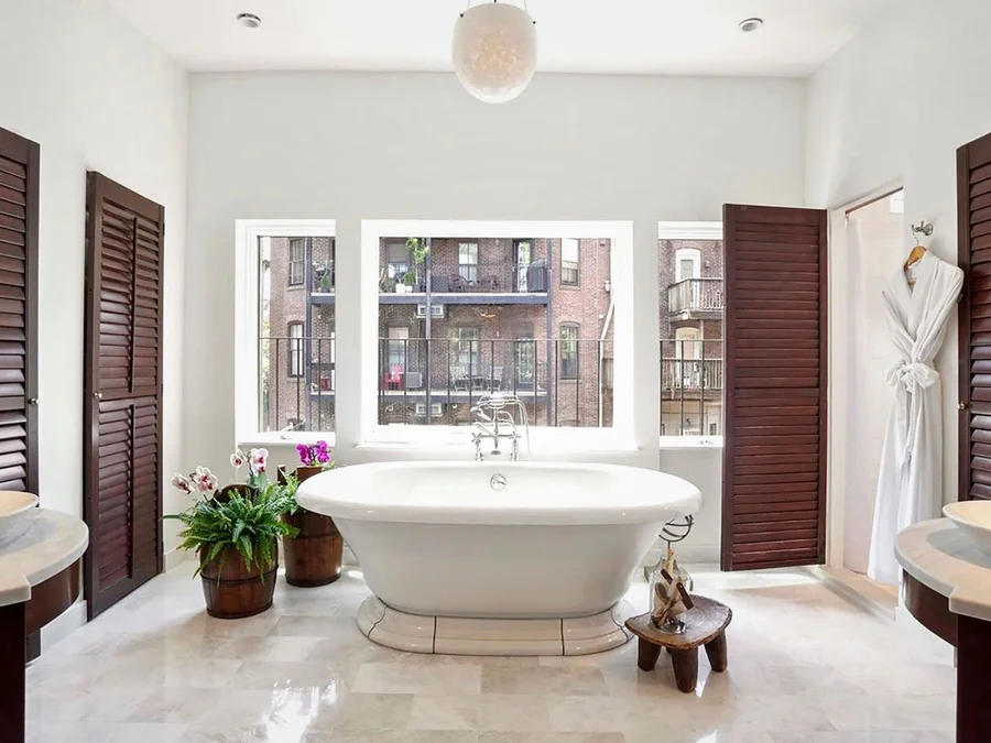 Clarendon Square - Featured hot tub