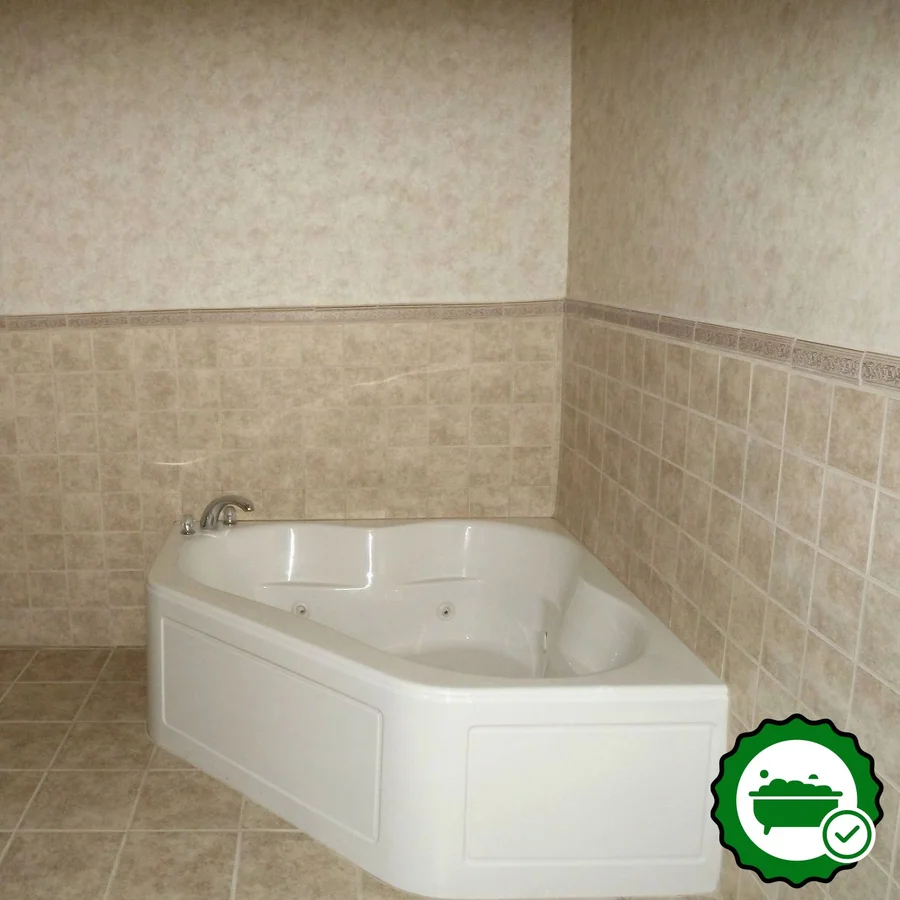 Howard Johnson by Wyndham Oacoma Hotel & Suites - Verified Jacuzzi In-Room