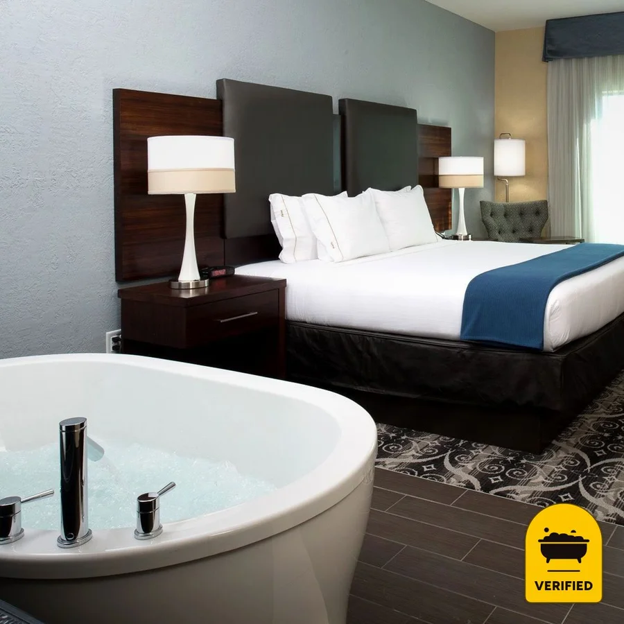 Holiday Inn Express & Suites Kansas City Airport, the water at Kansas City