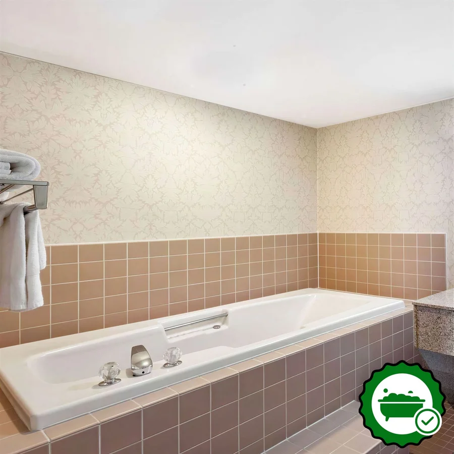 Travelodge by Wyndham Winchester - Verified Jacuzzi In-Room