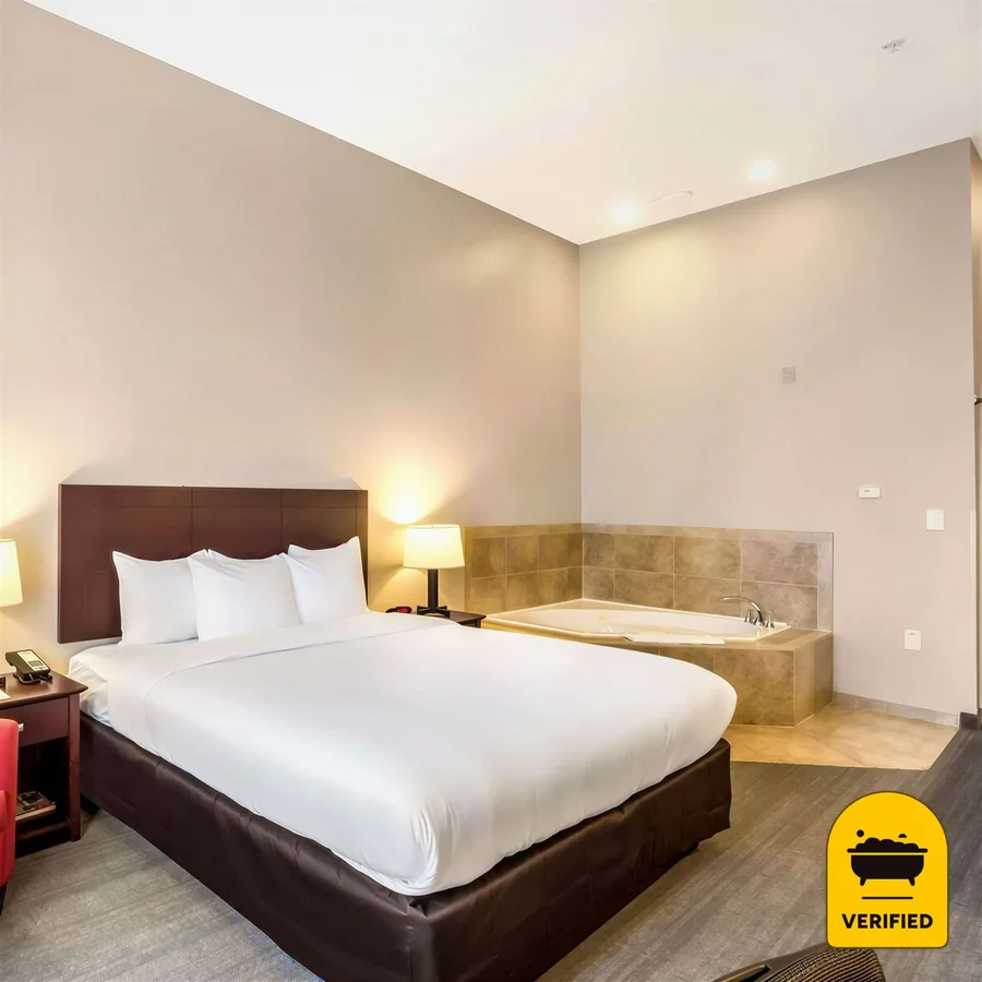 Comfort Inn & Suites Fairburn - Atlanta Southwest: the King Bed Suite with Jetted Tub in Fairburn, GA