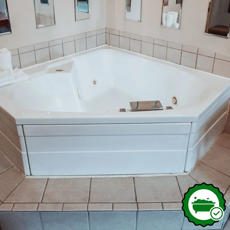 Lamplighter Inn & Suites North - Verified Jacuzzi In-Room