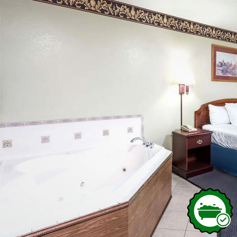 Days Inn & Suites by Wyndham Youngstown / Girard Ohio - Verified Jacuzzi In-Room